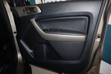 17160FordEverest016-th.jpg