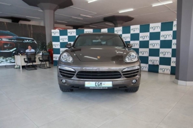 17200PorscheCayenne002-th.jpg