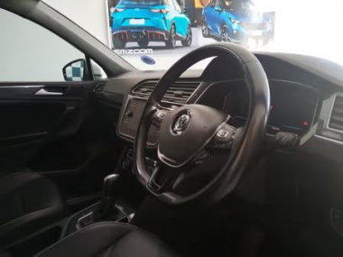 17740VWTiguan013-th.jpg