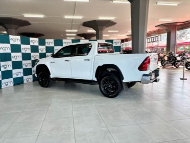 CONSToyotaHilux2.8018-th.jpg